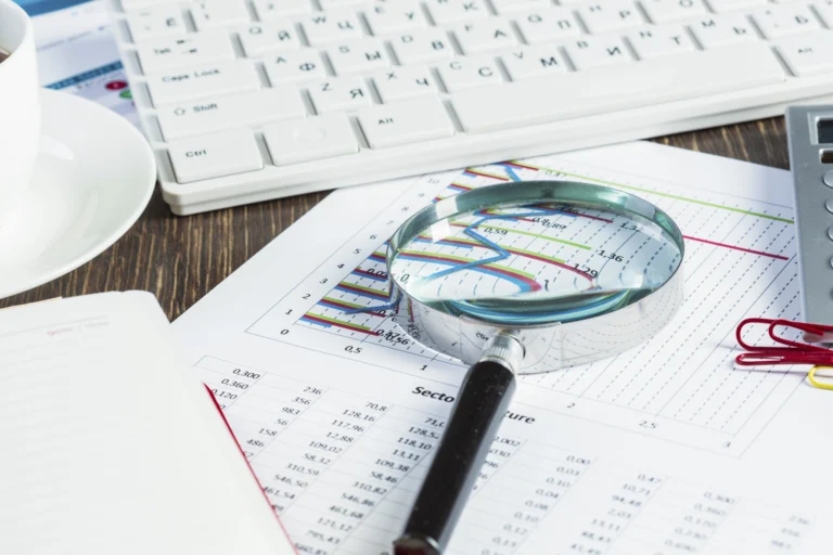 Dos personas revisando registros de nómina de periodos anteriores