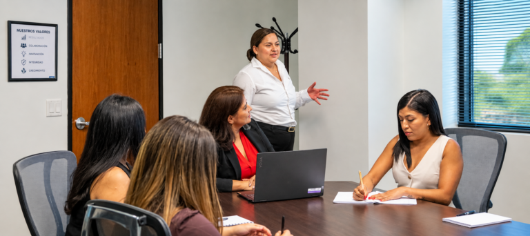 Equipo de Soluciones del Norte revisando los valores de la empresa en una reunión